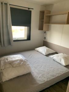 Posteľ alebo postele v izbe v ubytovaní Mobil home Camping 4* La Falaise Narbonne Plage