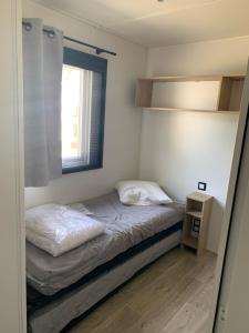Posteľ alebo postele v izbe v ubytovaní Mobil home Camping 4* La Falaise Narbonne Plage + 13 fotografií