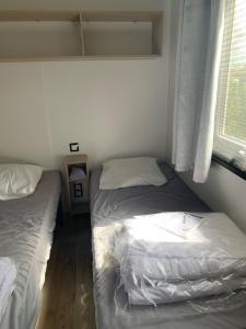 Posteľ alebo postele v izbe v ubytovaní Mobil home Camping 4* La Falaise Narbonne Plage