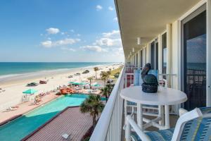 デイトナビーチにあるHarbour Beach Resortのビーチと海の景色を望むバルコニー