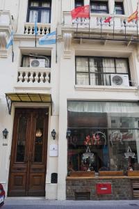 un edificio con una tienda con banderas delante en Hotel Alma De Buenos Aires en Buenos Aires