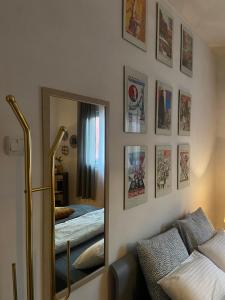 einen Spiegel in einem Zimmer mit 2 Betten und Plakaten an der Wand in der Unterkunft Mala Bella in Zemun