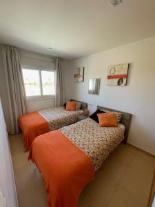 1 Schlafzimmer mit 2 Betten und einem Fenster in der Unterkunft Condado de Alhama Murcia in Alhama de Murcia