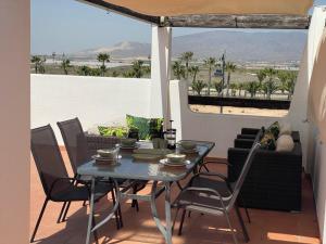 einen Tisch und Stühle auf einem Balkon mit Aussicht in der Unterkunft Condado de Alhama Murcia in Alhama de Murcia