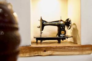 le reflet d'une machine à coudre dans un miroir dans l'établissement Kidoni cottage, à Doukádes