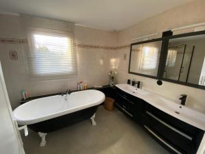 baño con bañera grande y 2 lavabos en MAISON LOFT avec beaucoup de charme, en Muret