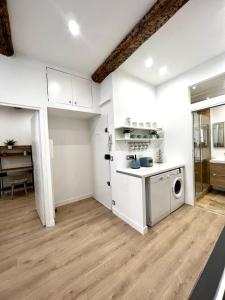 eine Küche und ein Wohnzimmer mit weißen Schränken in der Unterkunft Chez Thibault brandnew one bedroom apartment in Antibes in Antibes