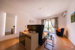 Kuchyň nebo kuchyňský kout v ubytování Glamorous Apartment with Panoramic Green Views