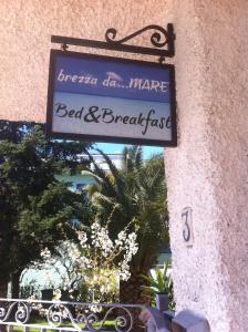 un panneau sur un bâtiment qui dit mort et petit déjeuner dans l'établissement Brezza Affittacamere, à Montemarciano