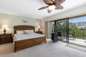 um quarto com uma cama e uma varanda em Midnight Cove 6327 #725 em Sarasota