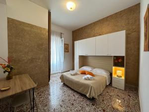 una camera da letto con un cuscino arancione di La Casa di Anita a Cefalù