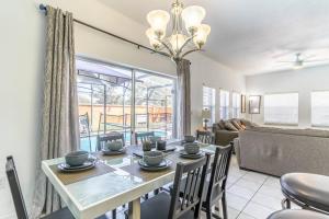 - une salle à manger et un salon avec une table et des chaises dans l'établissement 4552 Bella Vida 2, à Kissimmee