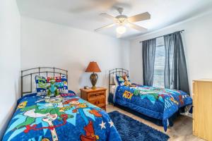 - une chambre avec 2 lits et un ventilateur de plafond dans l'établissement 4552 Bella Vida 2, à Kissimmee