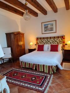 a bedroom with a large bed in a room at Casa Pianta in Cavallino-Treporti