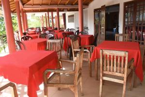 un grupo de mesas y sillas con manteles rojos en Mount Crest Inn Deniyaya, en Deniyaya