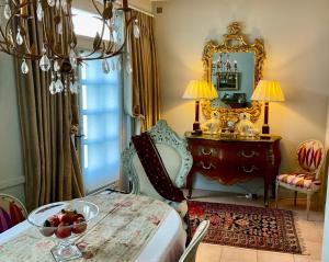 uma sala de jantar com uma mesa e um espelho em 'Mulberry House' - A Darling Abode Nr Brantome em La Tour-Blanche