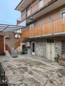 einen Außenblick auf ein Gebäude mit einer Terrasse in der Unterkunft Ca del tita in Capo di Ponte