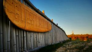 a wooden surfboard on the side of a wall at Guesthouse Évasion in Contis-les-Bains