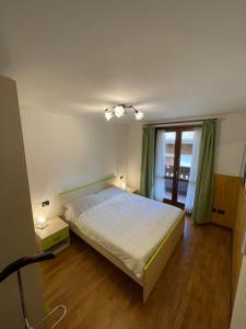 En eller flere senge i et værelse på Rosadira Vista Lago sulle Dolomiti