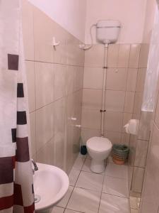 a bathroom with a toilet and a sink at Hotel Pousada AngraAntiga in Angra dos Reis +35 photos