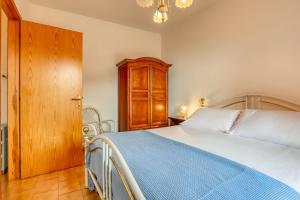 - une chambre avec un lit et une armoire en bois dans l'établissement Scirocco Casa Vacanze, à Marcelli