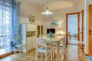 - une cuisine et une salle à manger avec une table et des chaises dans l'établissement Scirocco Casa Vacanze, à Marcelli