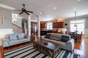 sala de estar con sofá y mesa en 814 Carolina - Custom Private Home -Pool, Roof Top Deck, en Isle of Palms