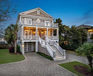 Casa blanca grande con porche y escaleras en 814 Carolina - Custom Private Home -Pool, Roof Top Deck, en Isle of Palms