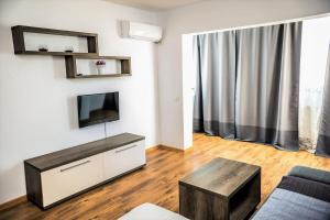 a living room with a tv and a couch at Apartament Mamaia Nord in Mamaia Sat/Năvodari
