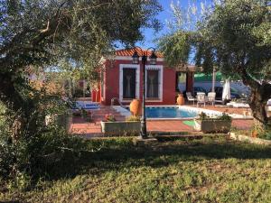 Basen w obiekcie Casa situada en un entorno natural Casa Rural La Serena lub w pobliżu