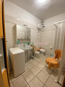 uma casa de banho com um lavatório, um WC e um espelho. em CorsoItalia43c em San Vincenzo