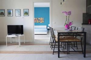 TV a/nebo společenská místnost v ubytování Favorita blue la tua suite a Palermo