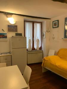 a bedroom with a bed and a table and chairs at BeB CASABARBARA a due passi dal mare in Lerici