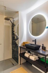 W łazience znajduje się umywalka i lustro. w obiekcie Regras 45 Building A by LovelyStay w Porto