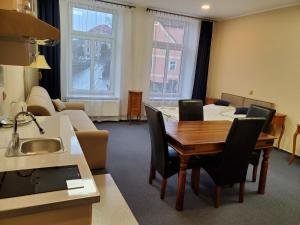 Hotel Koruna penzion في تبليتسه ناد ميتوجي: غرفة معيشة مع طاولة وأريكة