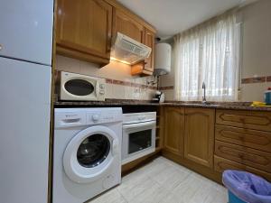 kuchnia z pralką i mikrofalówką w obiekcie ACV - Marina Trébol I - 2ª línea planta 3 norte w mieście Oropesa del Mar
