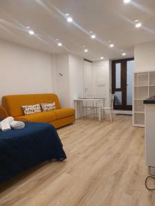 - un salon avec un canapé et une table dans l'établissement Il Munazzeno Centro Storico Amalfi, à Amalfi