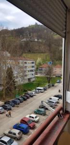 Blick auf einen Parkplatz mit geparkten Autos in der Unterkunft STAN 54m2 in Priboj