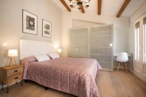 1 dormitorio con 1 cama y pared de cristal en Apartamentos Terraza Ega, en Estella