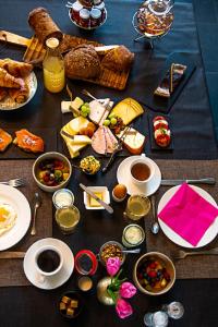 einen Tisch mit Speisen und Getränken sowie Teller mit Speisen in der Unterkunft Kerkdreef8 in Merkem