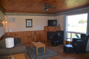 a living room with a couch and a fireplace at Sundance Cottages in Cavendish