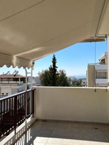 雅典的住宿－Stunning Penthouse Combo near Glyfada - free Parking，市景阳台