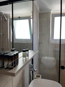 雅典的住宿－Stunning Penthouse Combo near Glyfada - free Parking，一间带水槽和镜子的浴室