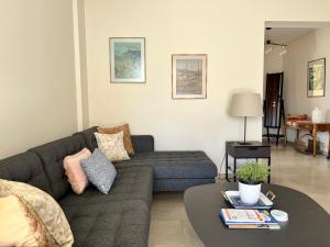 雅典的住宿－Stunning Penthouse Combo near Glyfada - free Parking，客厅配有沙发和桌子