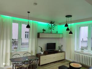 Televízia a/alebo spoločenská miestnosť v ubytovaní Apartament Centrum Kościuszko