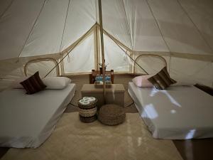 - une chambre avec 2 lits dans une tente dans l'établissement INNBOX CAMPSITE, à Bolinao