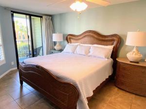 ein Schlafzimmer mit einem großen Bett mit weißen Laken und Kissen in der Unterkunft Summer House 109 - Beach and Pool Walkout - 30 Seconds to Sand in Isle of Palms + 16 Fotos