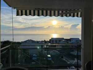 サンジルレバンにあるLa Tourmalineのバルコニーから夕日の景色を望めます。
