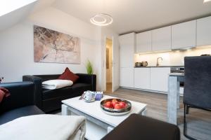 a living room with a couch and a bowl of fruit on a table at Albatros OG in Tinnum