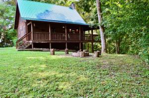 Cabaña de madera grande con techo verde en Bear Necessities located near East Port Marina & Dale Hollow, en Alpine